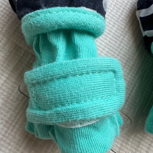 LOVEVERY organic cotton high contrast newborn mits - Picture 3 of 4